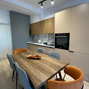 Brand New Apts Located At The City's Main Square-100 Mbs Wifi Apartament